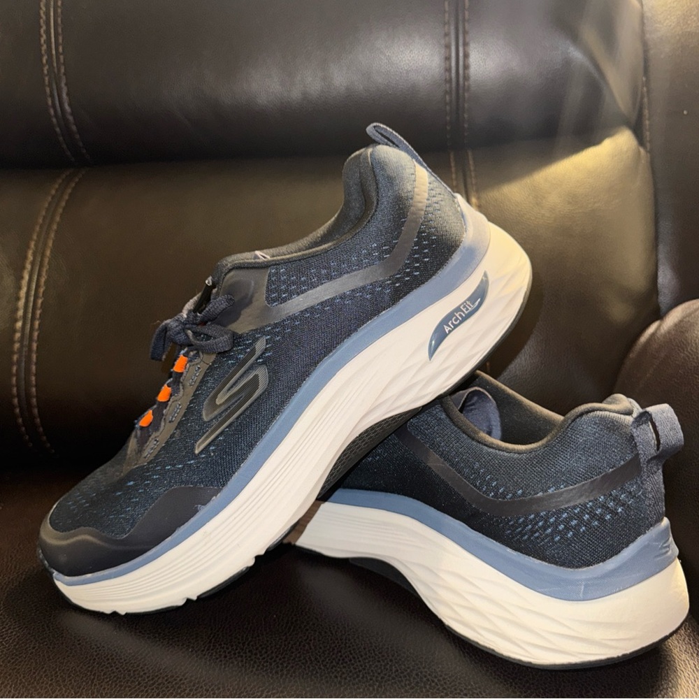 Skechers Men's Max Cushioning Arch Fit-220196 Sneaker Size 9.5 Used Great Shape